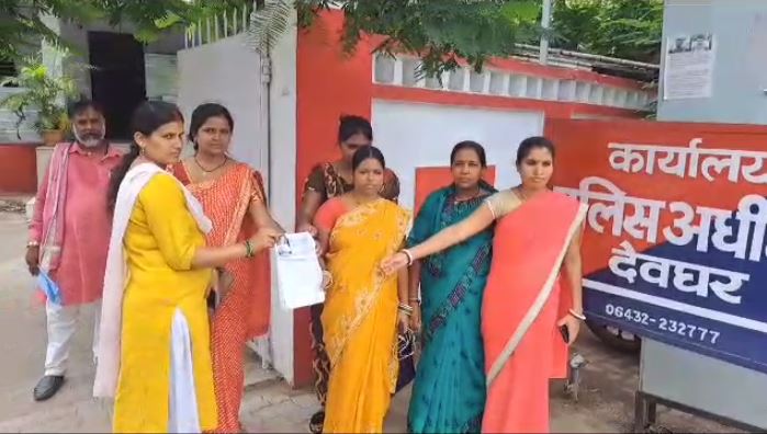 फर्जी संस्था द्वारा डीलरशिप दिलाने के नाम पर सैकड़ों महिलाओं से करोड़ों की ठगी, डीसी एसपी से पीड़ितों ने लगाई गुहार