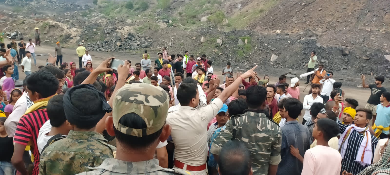 बीसीसीएल भौरा फोर ए पैच में किये गए ताबड़तोड़ बम धमाके, पुलिस ने बरामद किया अवशेष