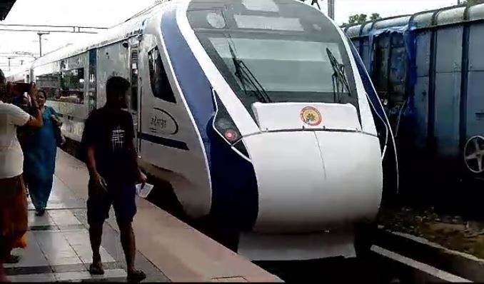 वन्दे भारत एक्सप्रेस को देखने उमड़ी भीड़, ट्रायल रन में ही हुई लेट, 16 मिनट देरी से पहुंची मोकामा 