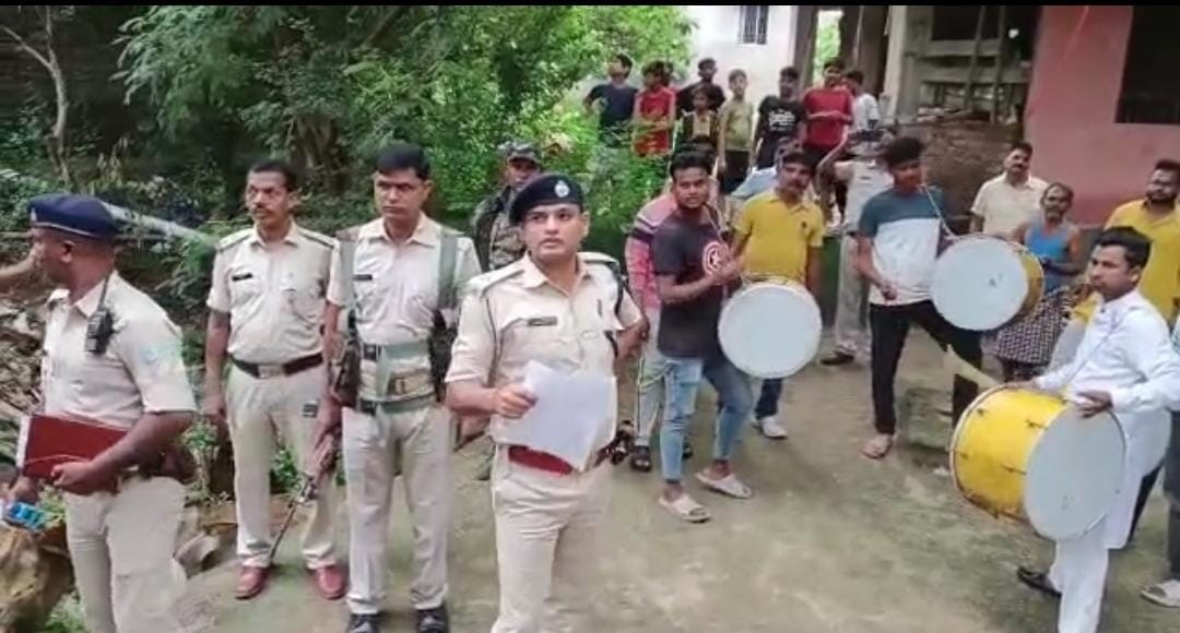 नीरज सिंह के घर ढोल नगाड़ों के साथ इश्तिहार चिपकाने पहुंची पुलिस, रंगदारी केस में चल रहा फरार