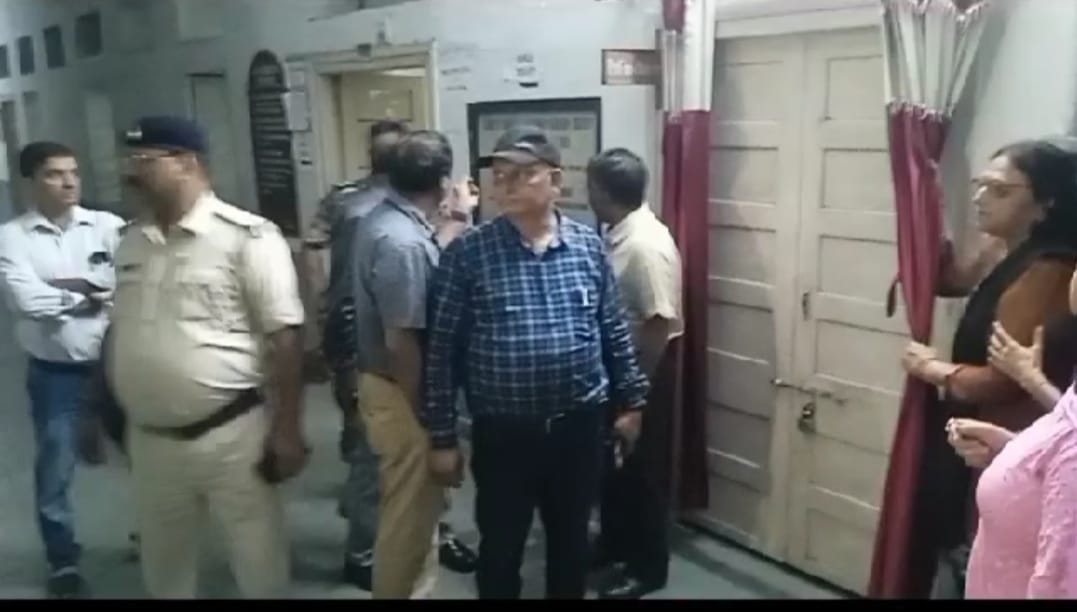 धनबाद के  SSLNT महिला कॉलेज में असिस्टेंट प्रोफेसर ने की फांसी लगाने की कोशिश, अन्य शिक्षक न देखे होते तो घट सकती थी बड़ी घटना