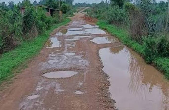 गुमला में हल्की बारिश से भी तालाब में तब्दील हो रही है सड़के, लोगों का जीना हुआ मुहाल