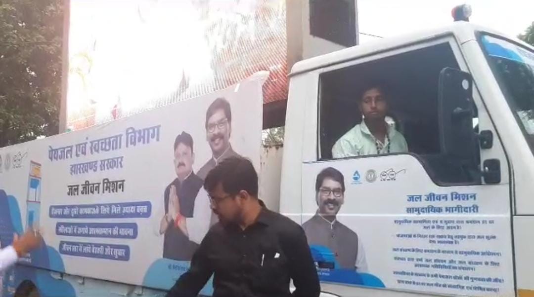 डुमरी उपचुनाव को लेकर डीसी ने किया बूथों का निरीक्षण, जानें लोगों को कैसे किया जागरूक