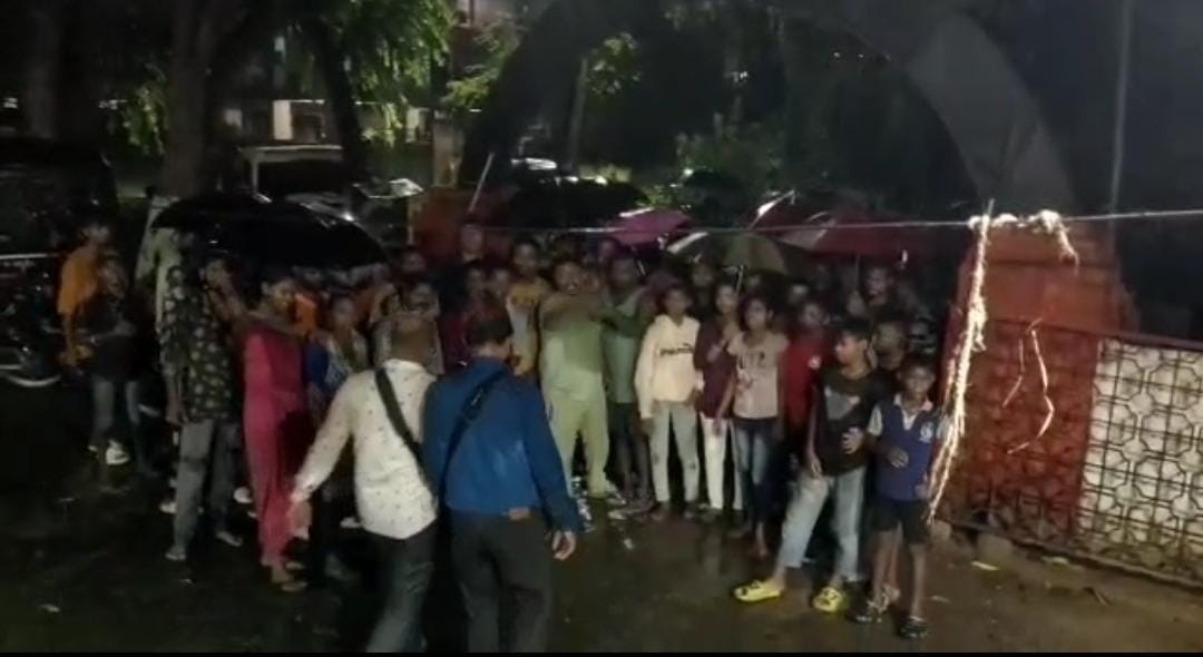 शराब के खिलाफ छापेमारी पुलिस को पड़ी भारी, खूब चली लाठियां, पढ़ें विस्तार से  