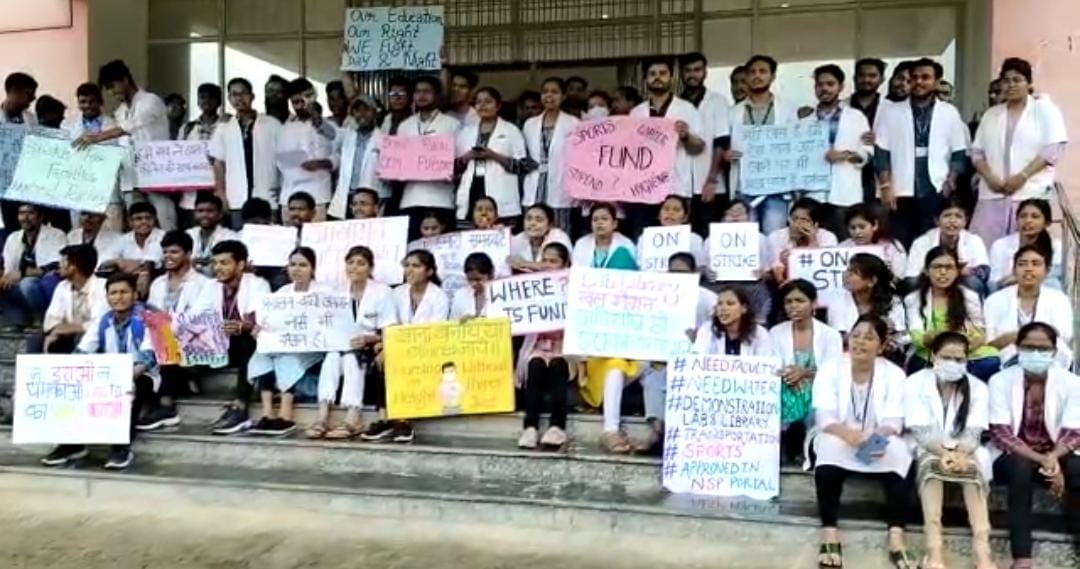 अनिश्चितकालीन हड़ताल पर जवाहरलाल नेहरू चिकित्सा अस्पताल के छात्र-छात्राएं, जाने क्या है उनकी मांग