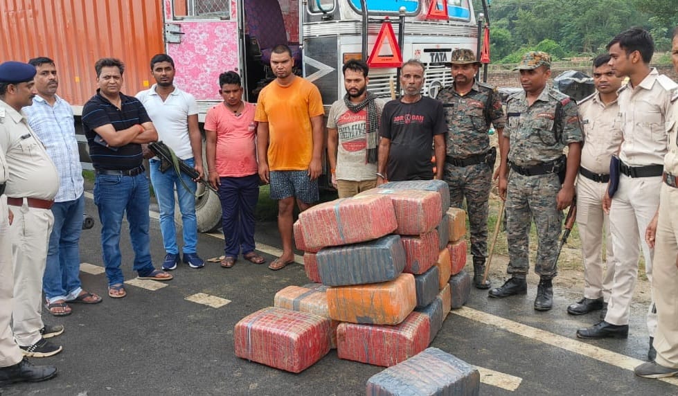 सीतामढ़ी में दो करोड़ का गांजा बरामद, चार अंतरराष्ट्रीय तस्कर गिरफ्तार