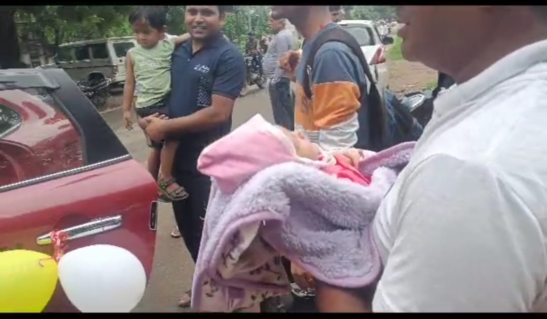 DHANBAD: बेटी के जन्म पर खुशी से झूमा ये परिवार, गाजे-बाजे के साथ सजा वाहन लेकर पहुंचा अस्पताल