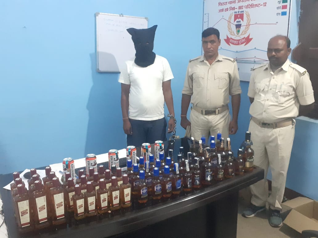 राशन दुकान में चल रहा था अवैध शराब का कारोबार,पुलिस ने दर्जनों बोतल के साथ किया गिरफ्तार