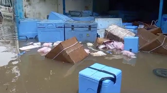 झील में तब्दील हुआ पूर्णिया का जीएमसीएच अस्पताल, लाखों का वैक्सीन बर्बाद