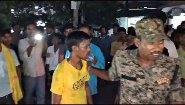 मोबाइल चोरी करते रंगे हाथों पकड़ाया चोर, लोगों ने जमकर की धुनाई