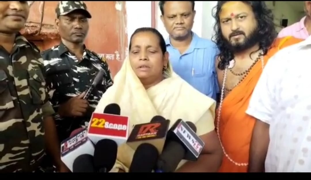 नामांकन से पहले टाइगर जगरनाथ की पत्नी पहुंची बाघमारा, लिया कुल पंडित से आशीर्वाद 