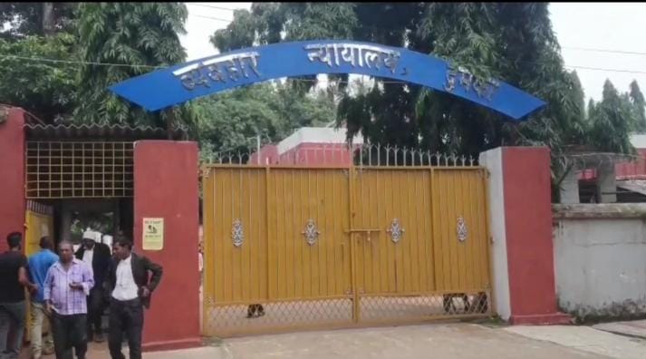 दुमका :न्यायिक दंडाधिकारी प्रथम श्रेणी की अदालत ने 2 अलग-अलग मामलों में हुई सुनवाई, 8 लोगों को मिली सजा