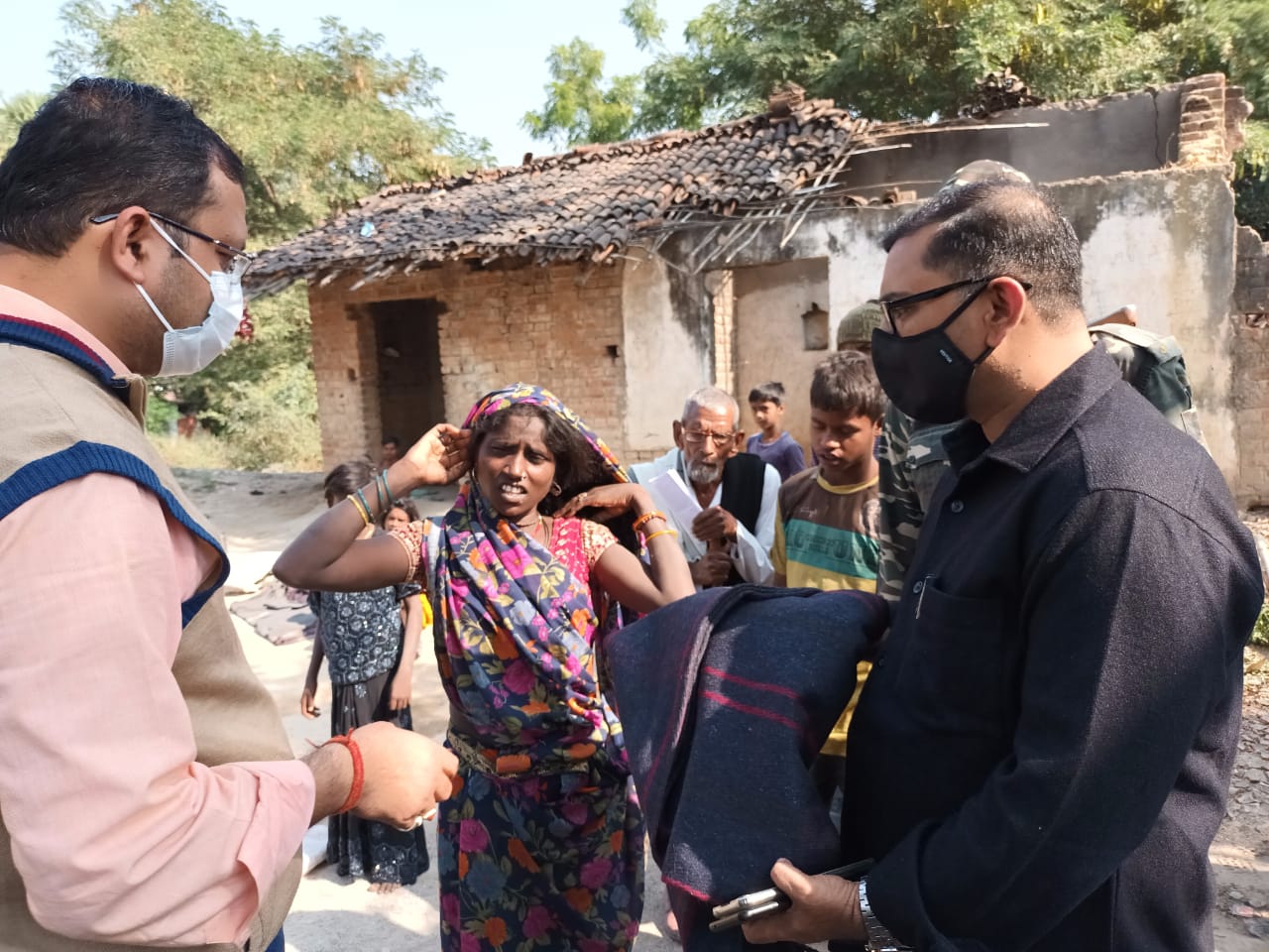 दलितों की बस्ती पहुंचे हुसैनाबाद के अनुमंडल पदाधिकारी, किया कंबल वितरण