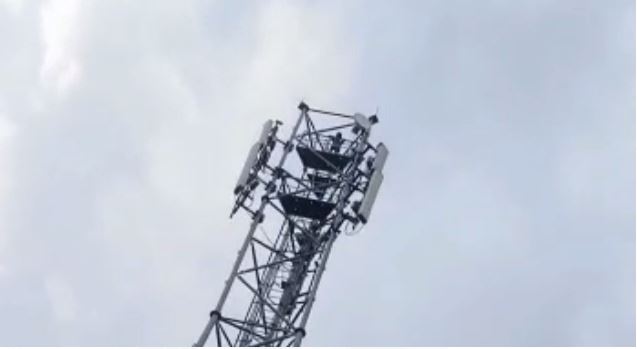मोबाइल टावर पर चढ़ा 5 साल का बच्चा, जानिए क्या रखी मांग