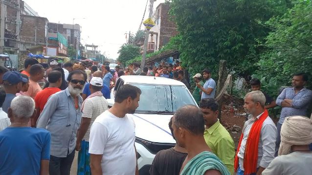 साहिबगंज की सड़क पर बेकाबू कार का दिखा कहर, किसी को धक्का मारा, तो किसी का फट गया सर