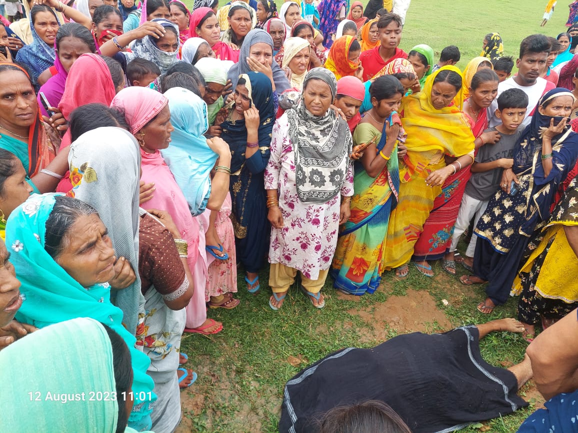 गिरिडीह: बाइक और ट्रैक्टर की टक्कर में युवक की मौत, आक्रोशित लोगों ने किया सड़क जाम