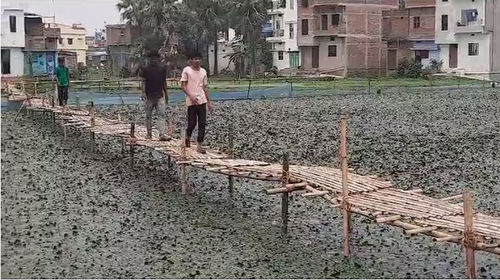 पटना में रूक-रूक कर हो रही बारिश से कई इलाके जलमग्न, लोग चचरी पुल के सहारे आवागमन करने को मजबूर