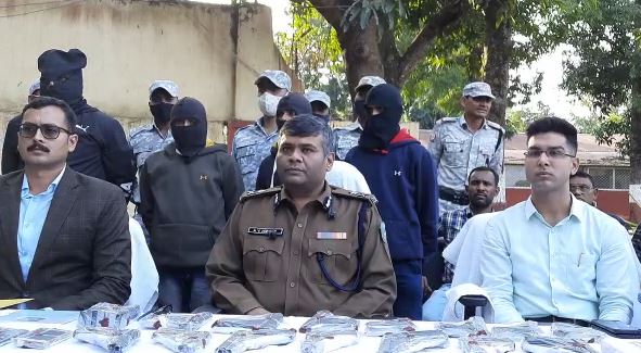 CRPF का आरक्षी करता था उग्रवादियों को हथियार सप्लाई, भारी मात्रा में तबाही के सामान के साथ धराया