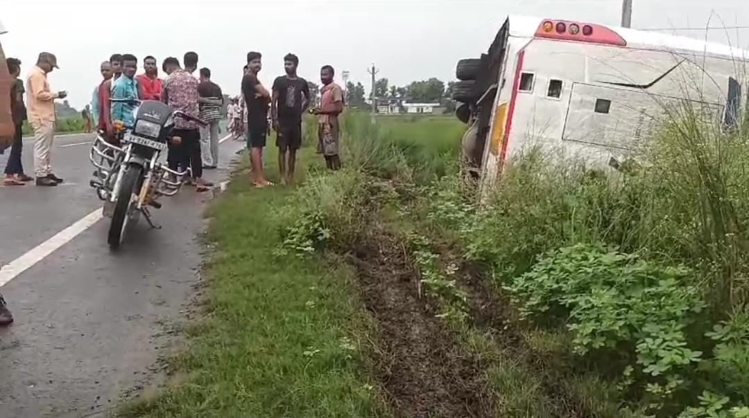 अनियंत्रित होकर पलटी यात्री बस, हादसे में आधा दर्जन से अधिक यात्री घायल, पढ़ें पूरा मामला