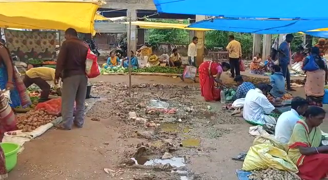साफ-सफाई से कोसों दूर बाजार हाट, लोग गंदगी में ही सब्जी खरीदने पर मजबूर