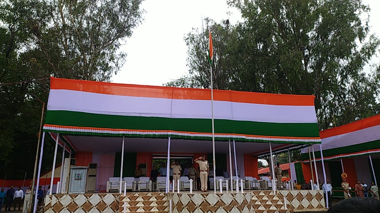 दुमका में स्वतंत्रता दिवस परेड का हुआ फाइनल रिहर्सल, जानें क्यों सीटिंग अरेंजमेंट पर डीआईजी ने जताई आपत्ति