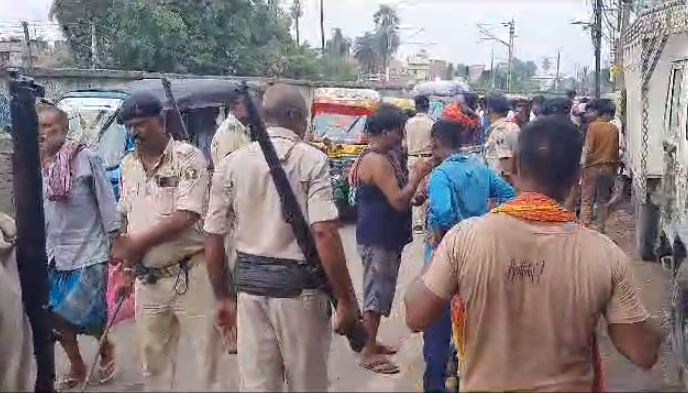 पटना सिटी में कूड़ा उठाने को लेकर सफाई कर्मी की जमकर पिटाई, विरोध में सफाई कर्मियों ने सड़क जाम कर किया प्रदर्शन