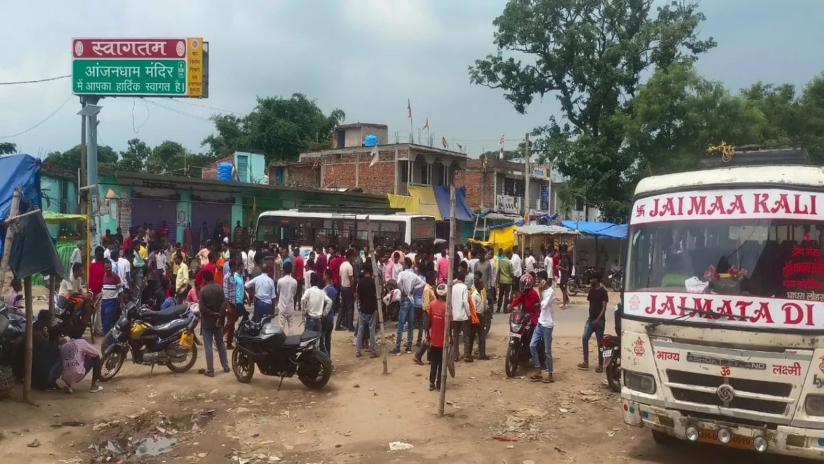 गुमला शिव मंदिर में असामाजिक तत्वों ने फेंका प्रतिबंधित मांस का टुकड़ा, इलाके में तनाव