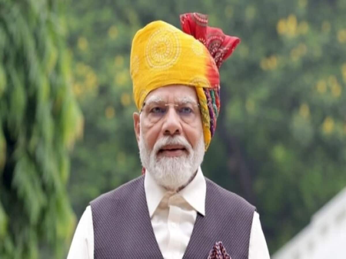 Independence Day 2023: 77 वें स्वतंत्रता दिवस पर पीएम मोदी ने लाल किले से फहराया झंडा, देशवासियों को दी बधाई