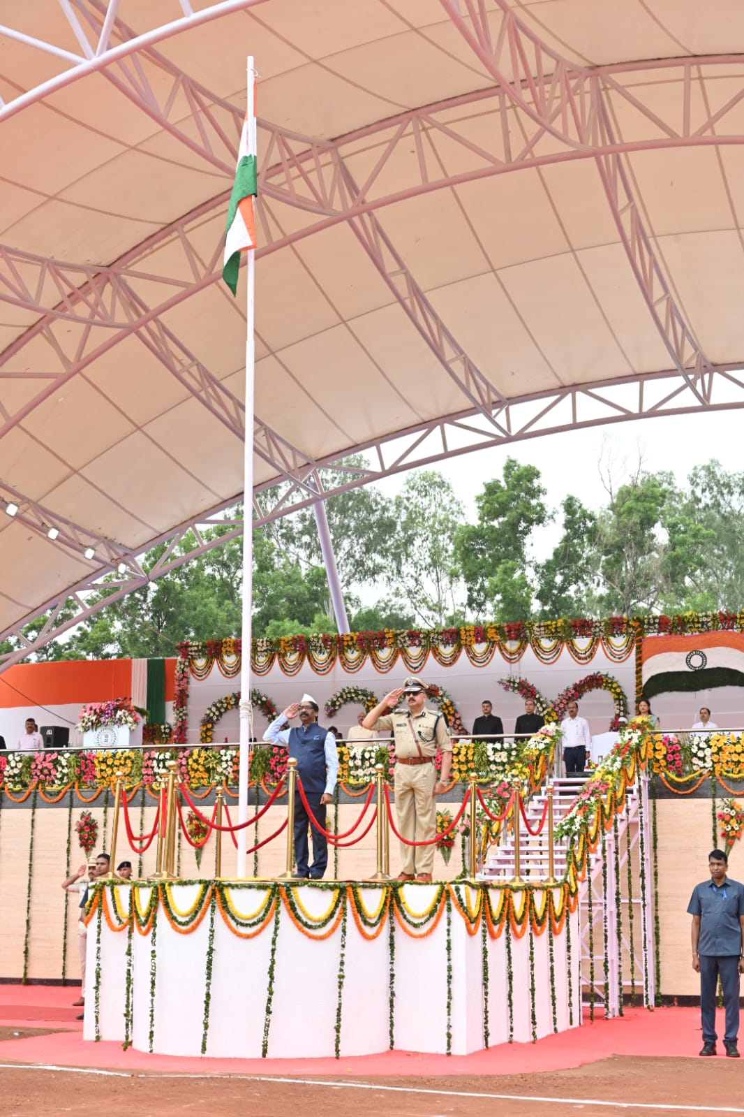 Independence Day: सीएम हेमंत सोरेन ने रांची के मोरहाबादी मैदान में फहराया तिरंगा,झारखंडवासियों को स्वतंत्रता दिवस की दी बधाई