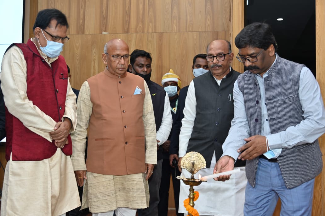 विधायक सरयू राय की जीवनी पर आधारित पुस्तक 'द पीपुल्स लीडर' का मुख्यमंत्री ने किया विमोचन  