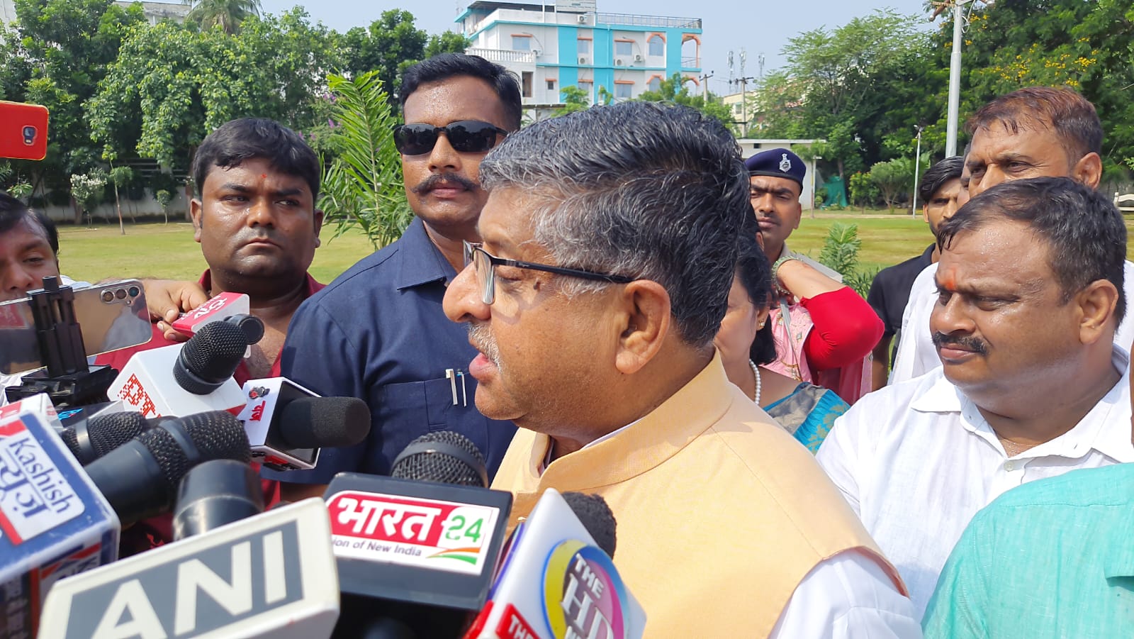 पुलिस अधिकारी हत्याकांड: बीजेपी का नीतीश सरकार पर कटाक्ष, कहा बिहार तो संभल नहीं रहा और दिल्ली जाने का है सपना  