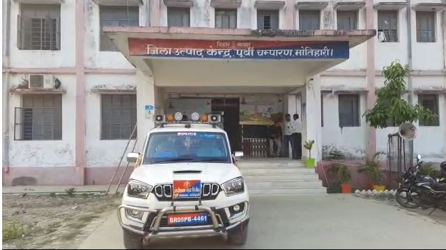 व्हाट्सएप ग्रुप के जरिए शराब की हो रही होम डिलीवरी, मोतिहारी में तीन तस्कर गिरफ्तार