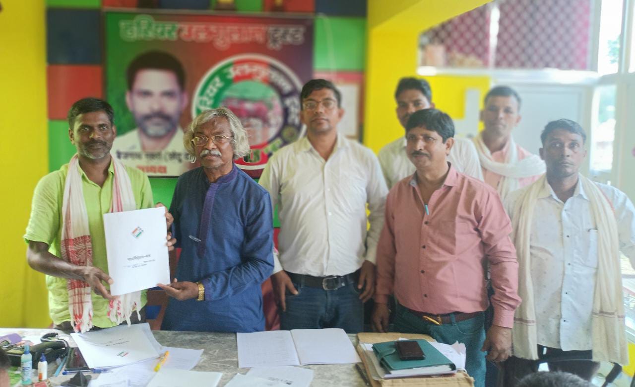 झारखंडी खातायानी मोर्चा के बैनर तले बैजनाथ महतो ने करवाया अपना नामांकन, डुमरी उपचुनाव में दिलचस्प होगा मुकाबला