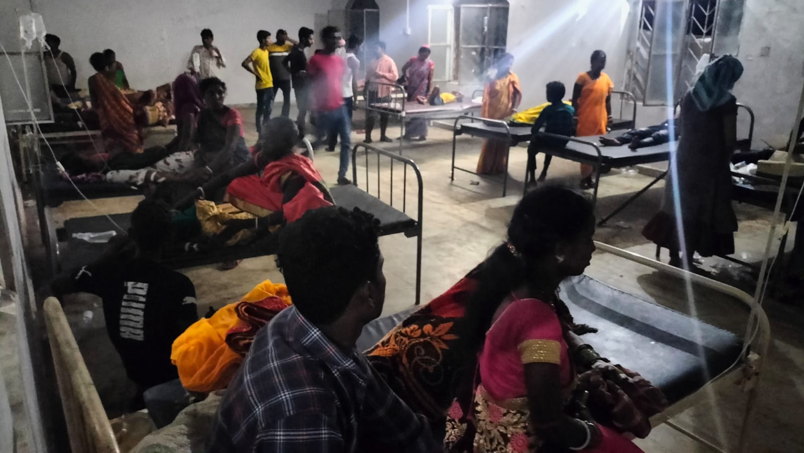 देवघर: फ़ास्ट फ़ूड खाने से सैकड़ों लोग बीमार,अस्पताल में काम पड़े बेड