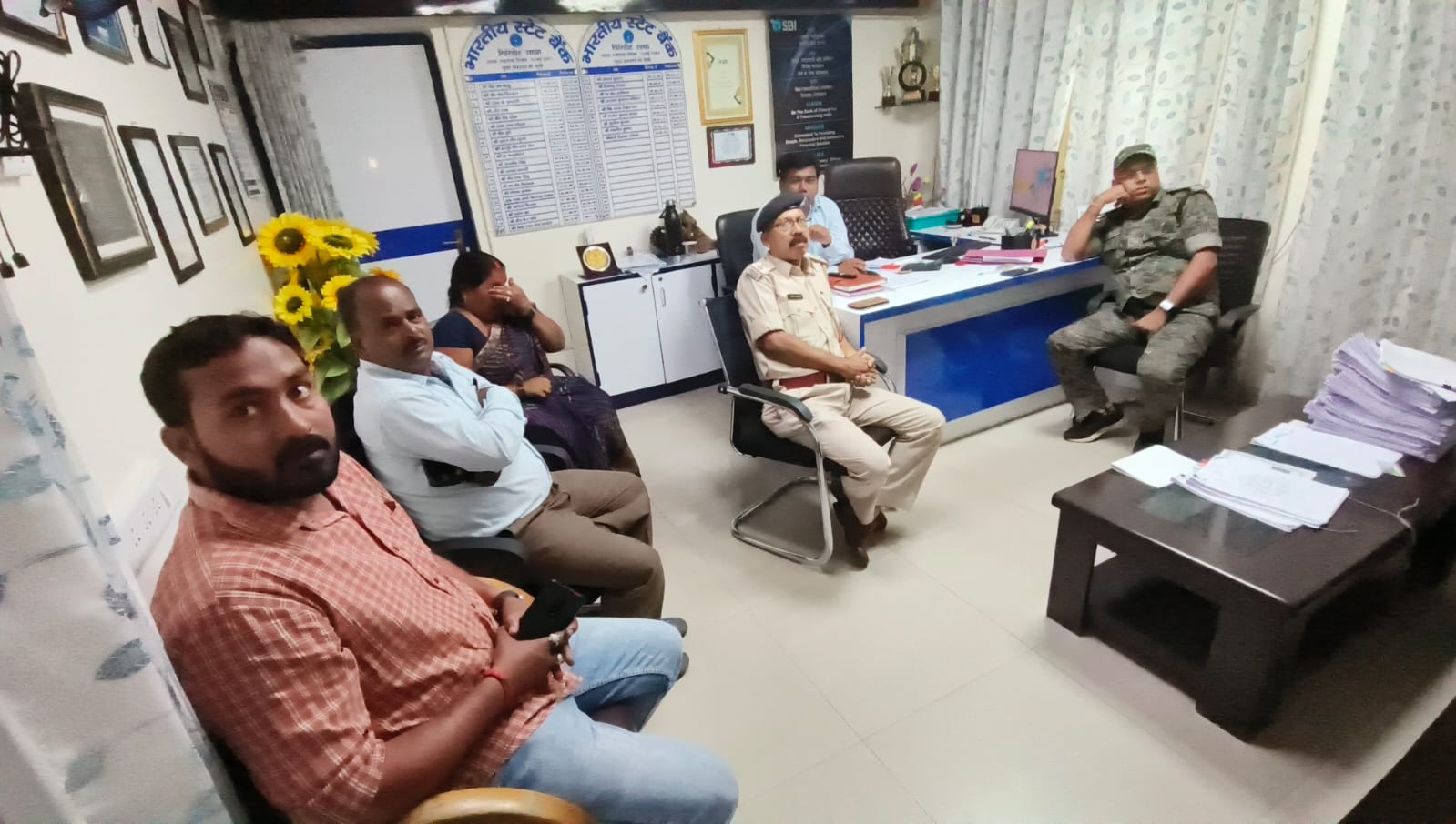 अपराधियों ने बाइक सवार दंपति से लूटे लाखों रुपए, सीसीटीवी में कैद हुई घटना 