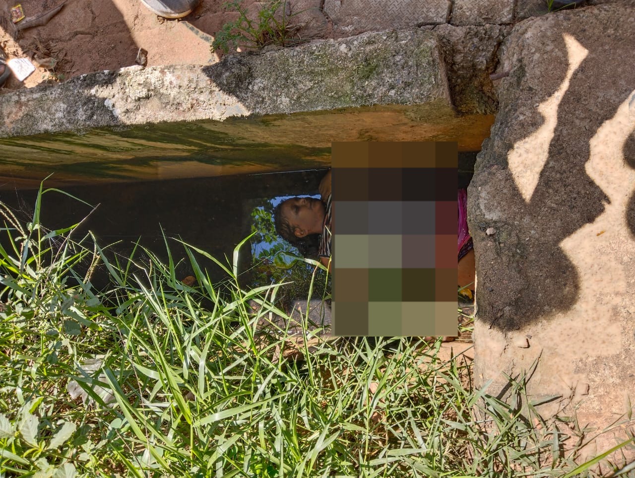 नाला में मिला युवती की लाश, पुलिस ने शव को पोस्टमार्टम के लिए भेजा