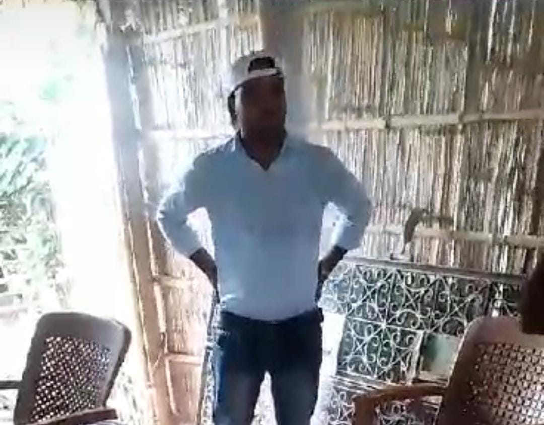 तिरंगा झंडा जलाने का वीडियो वायरल होने के बाद हरकत में आई पुलिस, आरोपी को पकड़कर कर रही है पूछताछ