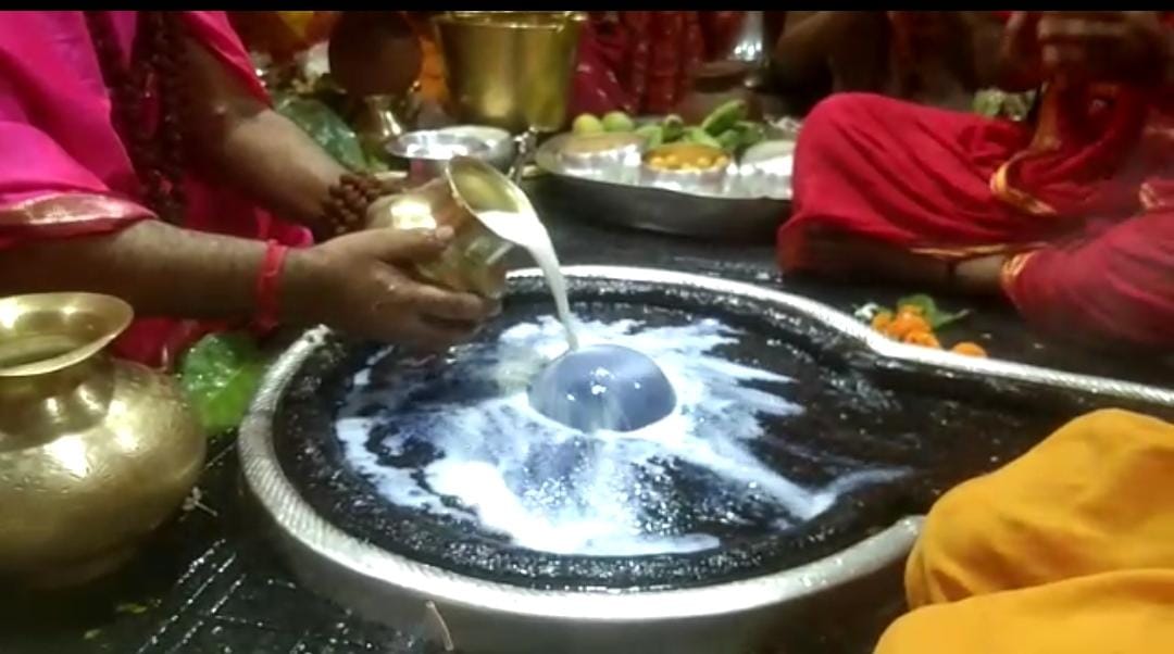 बाबा बैद्यनाथ पर पिछले 6 पीढ़ी से इस परिवार का ही चढ़ता है पहला दूध, जानें कैसे बाबा ने कृपा बरसाई