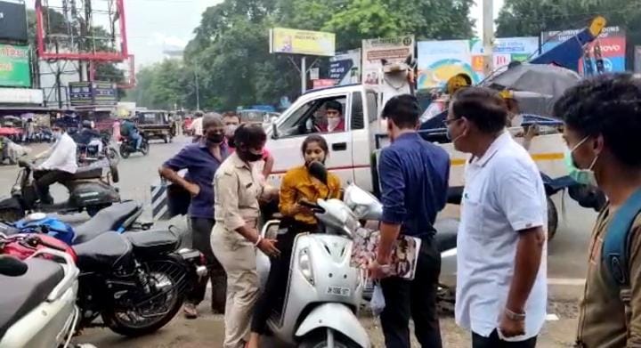 बिना हेलमेट पकड़े जाने पर पर भाई-बहन ने ट्रैफिक  कार्यालय में किया हाई वोल्टेज ड्रामा