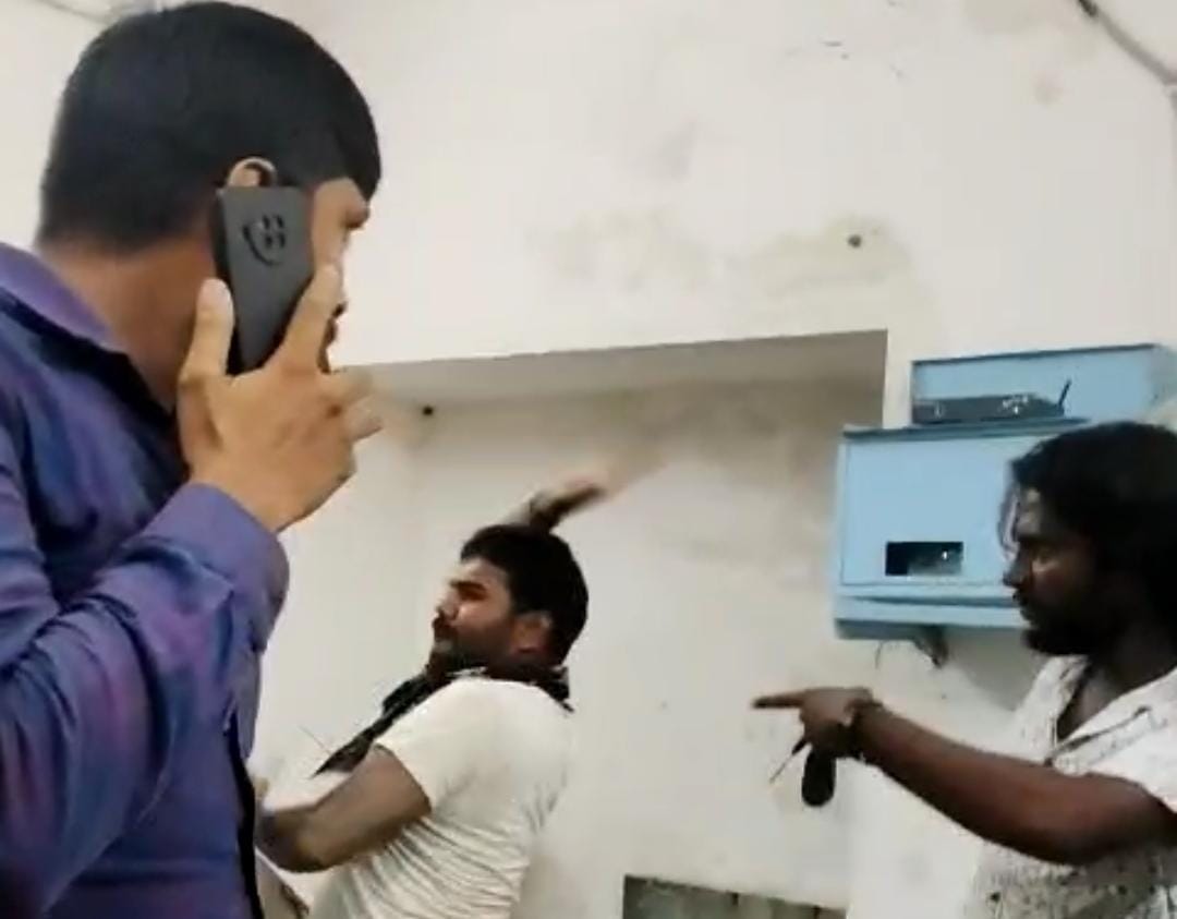 सरकारी कार्यालय में युवक ने अधिकारी पर ताना पिस्टल, मची अफरा-तफरी