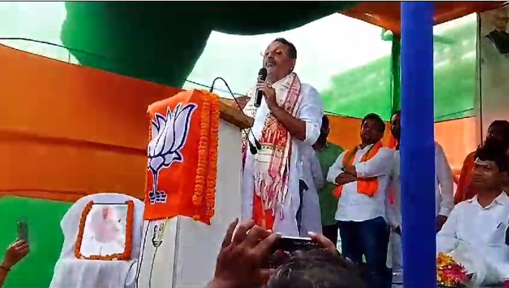 संकल्प यात्रा के तीसरे दिन निशिकांत दुबे ने विधायक प्रदीप यादव पर कसा तंज, कहा- 'भाग सिटी भाग, नहीं तो तेरा जेल जाना तय'