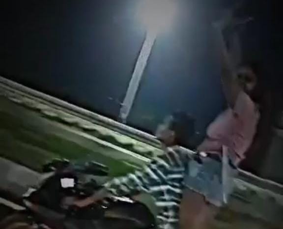 युवक-युवती को बाइक स्टंट और हथियार लहराना पड़ा महंगा, वीडियो वायरल होते ही पुलिस ने लिया संज्ञान