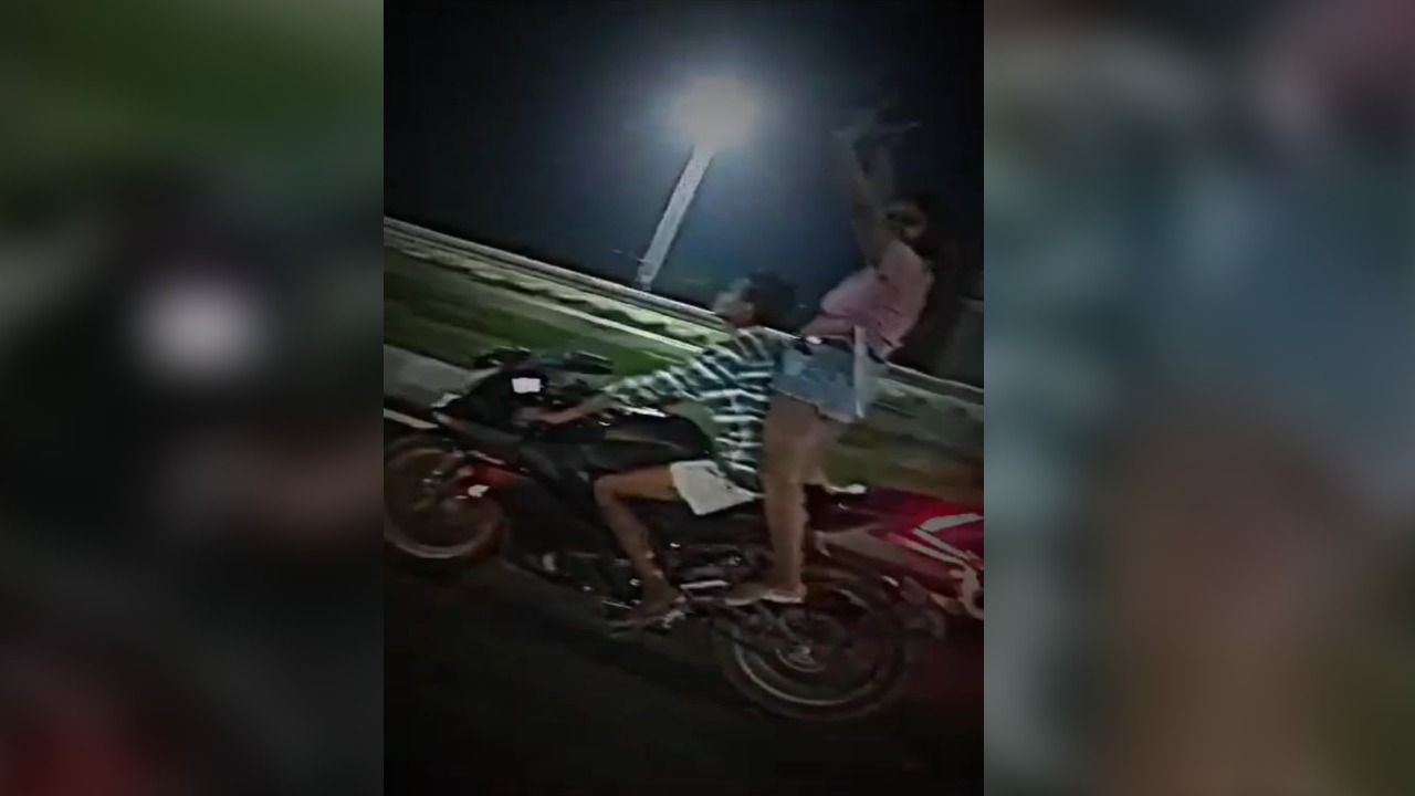 कजरारे नैना ये काले, छलकाए मदिरा के प्याले:  80 की स्पीड में हाथों में पिस्टल के साथ हसीना का दिलकश स्टंट