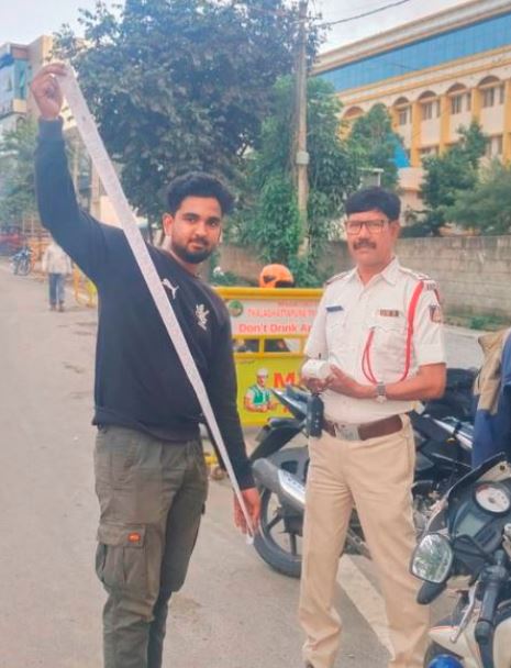 ट्रैफिक पुलिस ने काटा चलान पर चलान, बेंगलुरु के बाइकर ने 40 बार तोड़ा ट्रैफिक रुल, पुलिस ने थमाया लंबा सा पर्चा