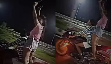 बाइक पर बैठे दोनों हाथ में बंदूक लिए लड़की ने बनाया रील्स, अब पुलिस कर रही तलाश 