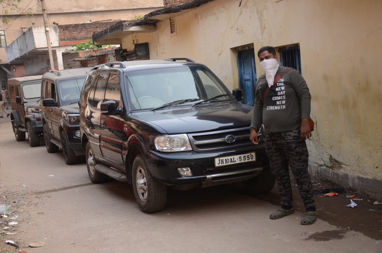 गैंग्स ऑफ़ वासेपुर  अहाते में खड़ी हैं थार, स्कार्पियो और सफारी..., सब फोकट की