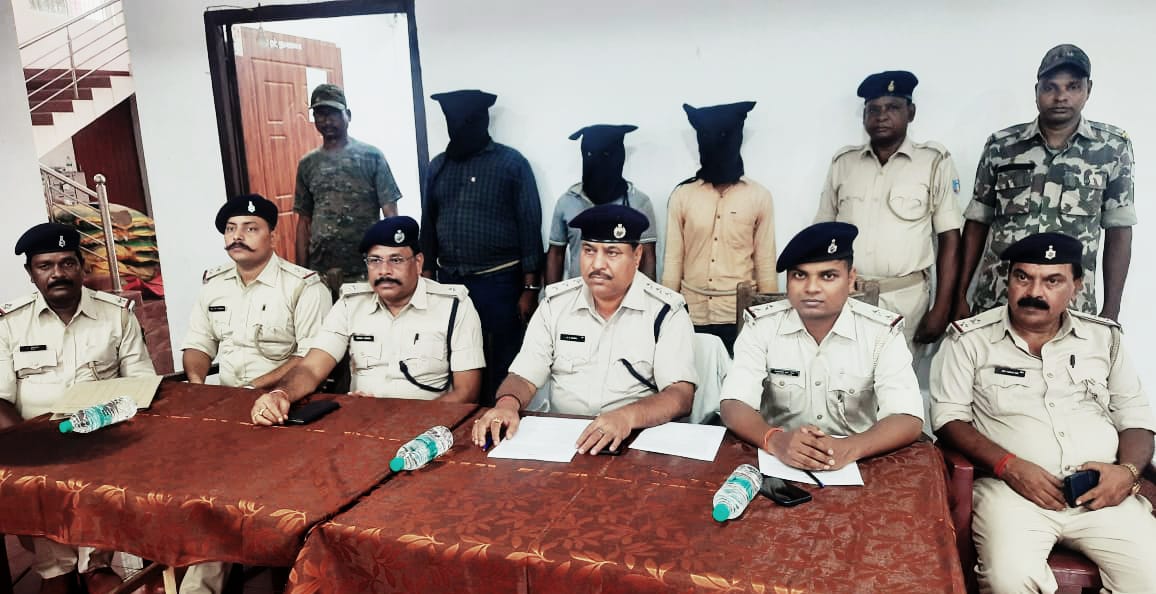 दुमका में बढ़ रही है बाइक चोरी की घटनाएं, जाने पुलिस ने कैसे खुलासा करते हुए 3 चोरों के साथ 7 बाइक किया जब्त