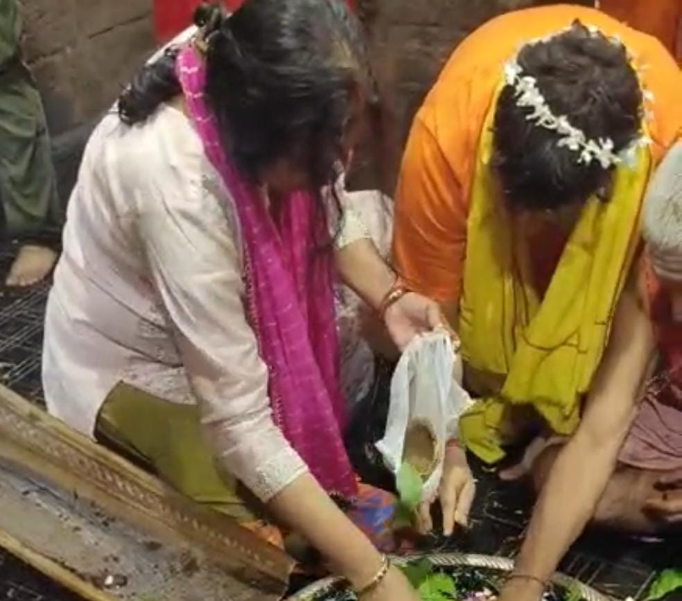 गर्भ गृह में सचिव स्तर के अधिकारी की पूजा करने का वीडियो वायरल, जानें धर्म रक्षिणी ने क्या की मांग