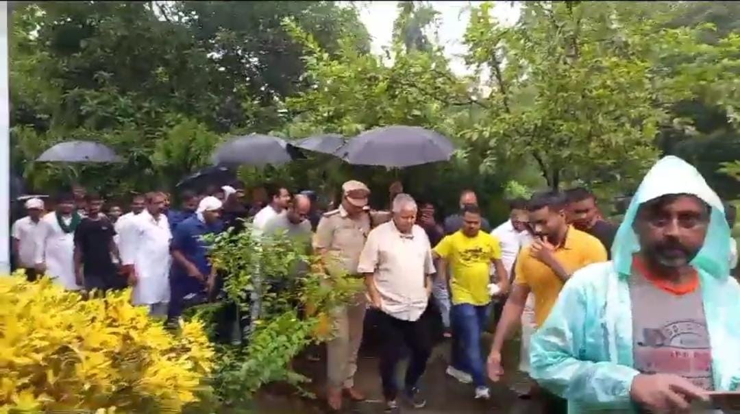 लालू को भींगते देख हथुआ एसडीपीओ छाता लेकर दौड़े, वीडियो वायरल होते गरमाई बिहार की राजनीति