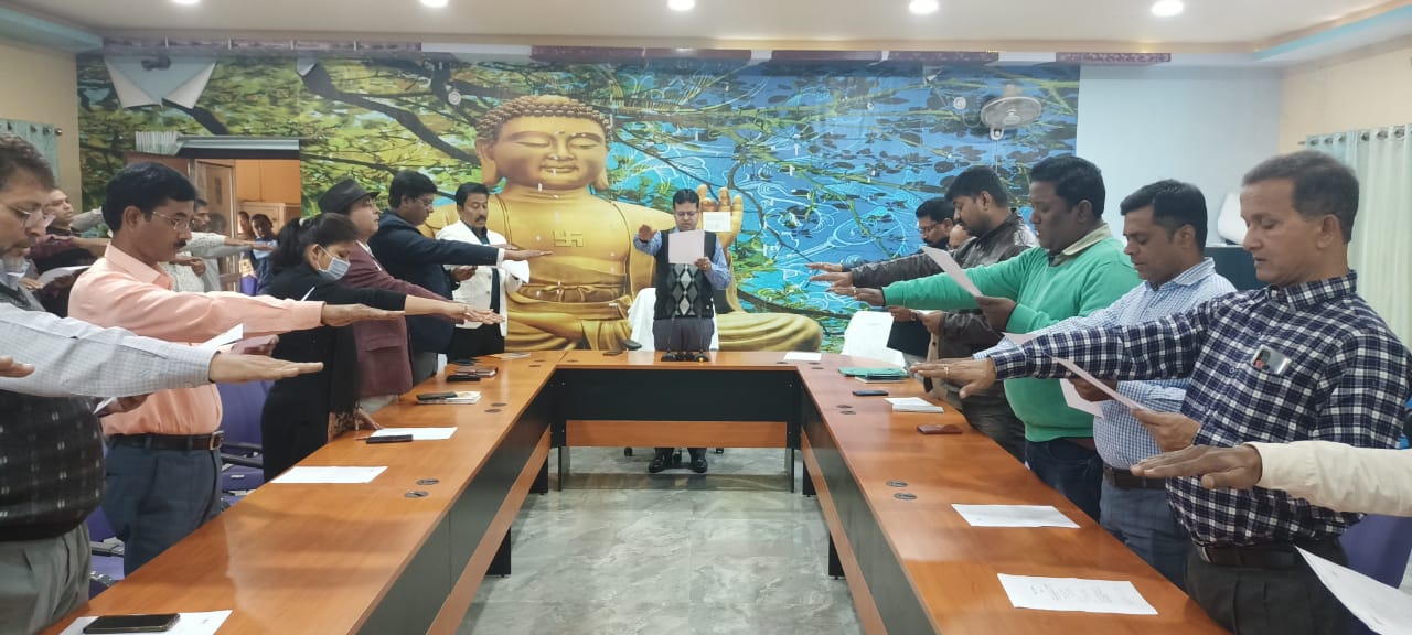 गिरिडीह में मनाया गया संविधान दिवस, डीसी की अगुवाई में ली शपथ